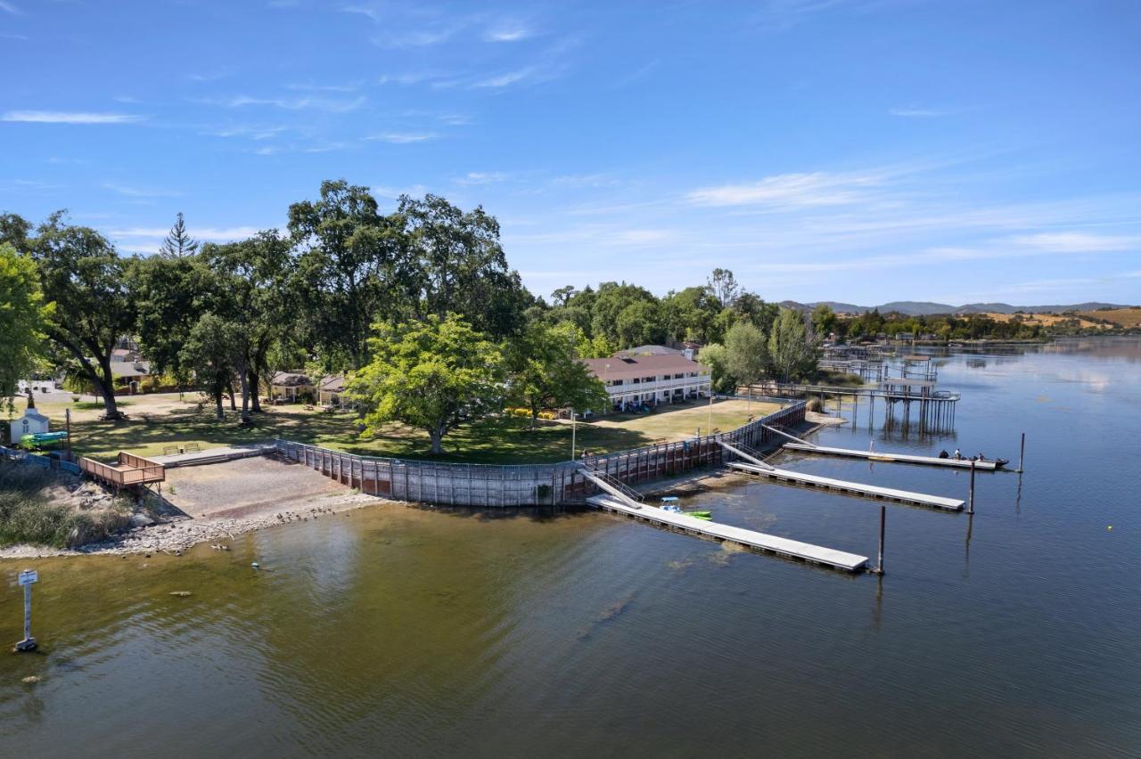 สกายลาร์ค ชอร์ รีสอร์ต Hotel Lakeport ภายนอก รูปภาพ