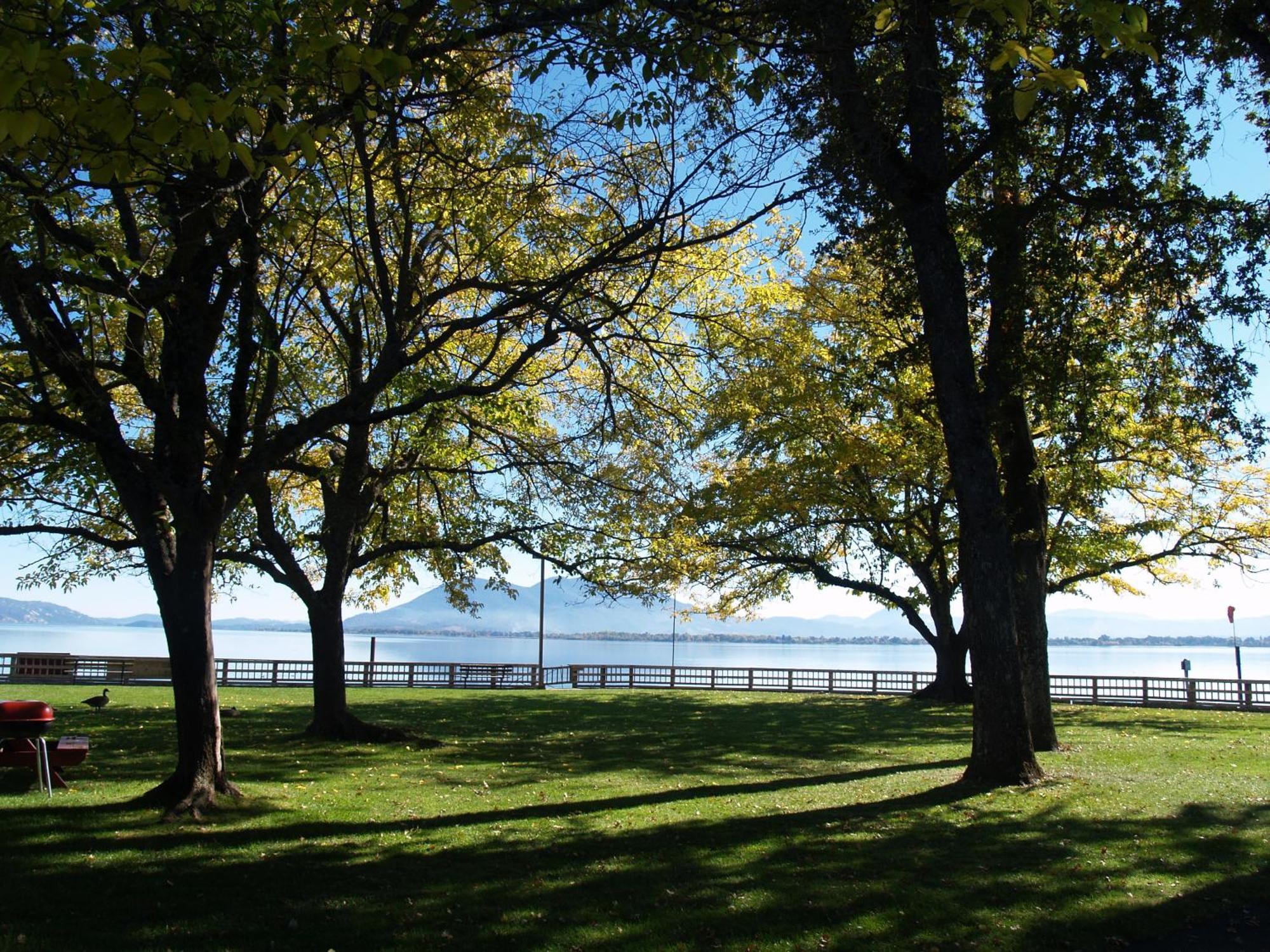 สกายลาร์ค ชอร์ รีสอร์ต Hotel Lakeport ภายนอก รูปภาพ